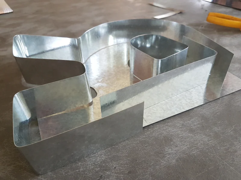 Lateral de letra caixa conformada em chapa galvanizada
