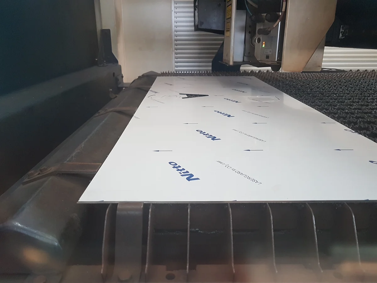 Corte a laser de alta precisão em chapa com película protetora Nitto — produção Gold Letras